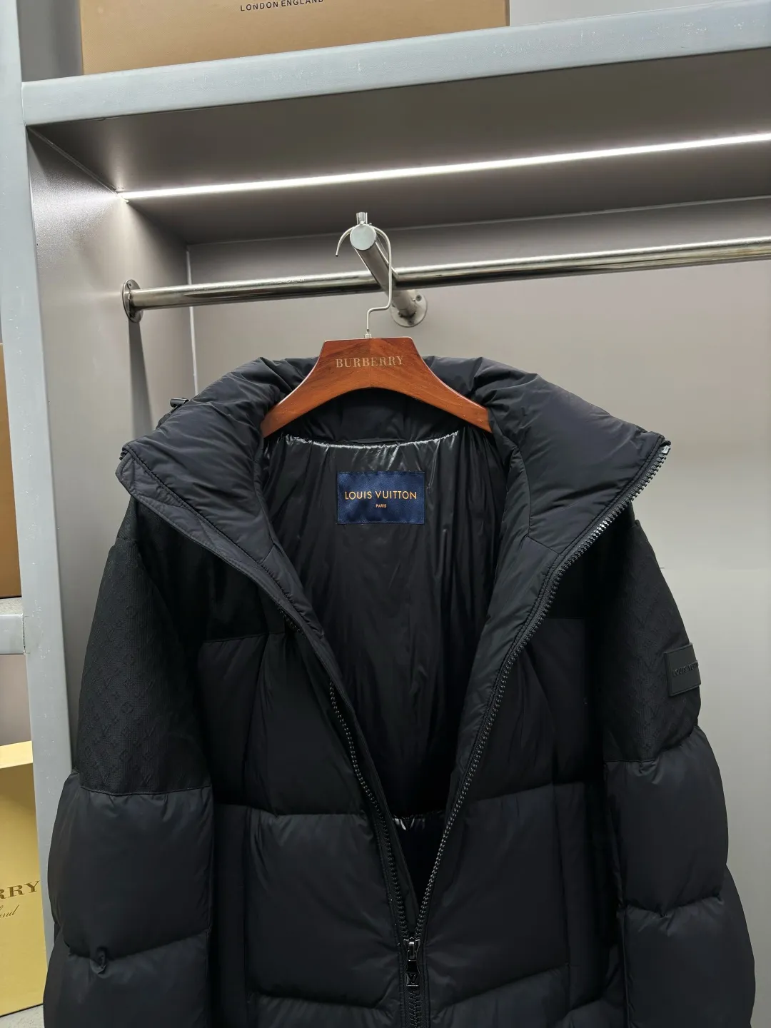 🅿️1500 counter version Louis Vuitton LV spliced ​​MONOGRAM new three-dimensional jacquard hooded down jacket (hooded removable/variable stand-up collar jacket) 95 white goose down filling, you can feel the fullness by yourself, super super light, super super fluffy, one piece is enough to easily survive the cold winter. It is not the velvet and heavy version on the market.  Louis Vuitton patchwork quilted down jacket: when luxury genes hit the "light warmth" in winter. On the border between low-key and flamboyant, LV's down jacket combines "luxury texture" and "hard needs in winter" into an exclusive style.   ✅Design: Splicing aesthetics, high-end recognition that cannot be hidden - the main body is made of classic black quilted fabric, superimposed with a partially embossed texture, and the matte texture reveals low-key luxury; the contrast stitching on the sleeves + side logo plate quietly reveal the LV brand genes, simple but with a "noble" recognition. - Hood + zipper double-open design, the brim fits the shoulder and neck lines, which is not only suitable for the neatness of urban commuting, but also can cope with the casualness of the cold outdoors. Relaxation and sophistication are at the same time at the same time.   ✅Warmth: Lightweight velvet, resistant to cold without weighing down the body - Filled with high-fill down, the full velvet locks in warmth without feeling heavy and dragging on the upper body - even if you wear layered sweaters, the silhouette can still be kept light and neat, saying goodbye to the bloated "wrapped into a ball" in winter. - The outer layer of windproof fabric + tightened cuffs prevent cold wind from blowing away, but the warmth does not dissipate. From urban office buildings to walking on the street, the temperature and style are always online.   ✅Adaptation: One-piece clothing, covering all season styles. Paired with the same series of camouflage velvet pants, it is an eye-catching look for high-street fashionistas; paired with black trousers and a turtleneck, it instantly becomes low-key and refined for light business; even with denim overalls, you can still wear it with "effortless elegance" - LV's luxury is not to pile up symbols, but to make a down jacket become the "emboldenment" of your winter style. Use luxurious details to reconstruct the "warmth and style" of winter. Ultra-light, ripstop quilted nylon is filled with fine down, while lightweight recycled nylon is patterned in a subtle Monogram jacquard pattern.  Product Details: • Standard fit • Paneled Monogram jacquard • Zip front • Filling: White goose down • Front pockets with magnetic snaps • Elastic cuffs • Adjustable hem • 100% nylon • Do not wash • Do not bleach • Do not tumble dry • Do not iron • Professional dry cleaning • Gentle dry cleaning • Use mesh bag to dry clean inside out Size: M-XXXL